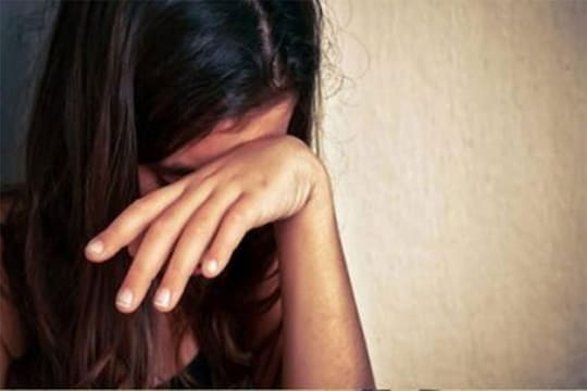 पत्नीच्या चारित्र्यावर संशय, कोल्हापुरात कुटुंबाने महिलेसोबत केली लाजीरवाणी गोष्ट