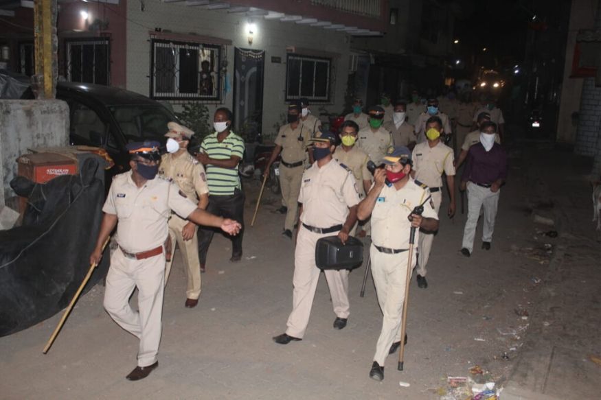 मुंबईतील पवई येथे पोलिसांनी रात्री रुट मार्च काढला संपूर्ण पवई भागातून हा रुट मार्च काढण्यात आला यावेळेस नागरिकांनी टाळ्या वाजवून पोलिसांचे आभार मानले.