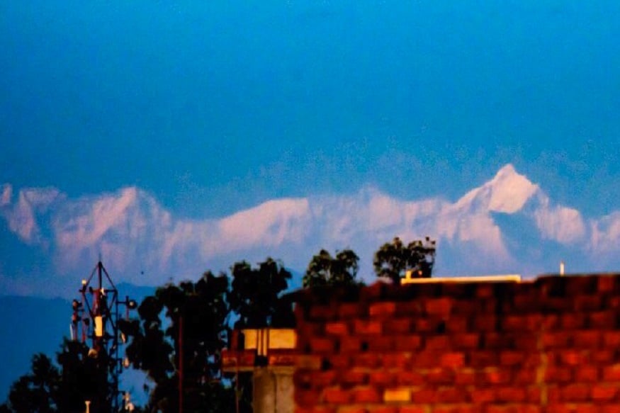 लॉकडाऊनच्या काळात सगळे घरात अडकल्यानं कंटाळले आहेत. मात्र या लॉकडाऊनचा एक फायदा असाही झाला आहे की निसर्गानं त्याचं रुप पालटलं आहे. लॉकडाऊनच्या काळात सगळे घरात अडकल्यानं कंटाळले आहेत. मात्र या लॉकडाऊनचा एक फायदा असाही झाला आहे की निसर्गानं त्याचं रुप पालटलं आहे.