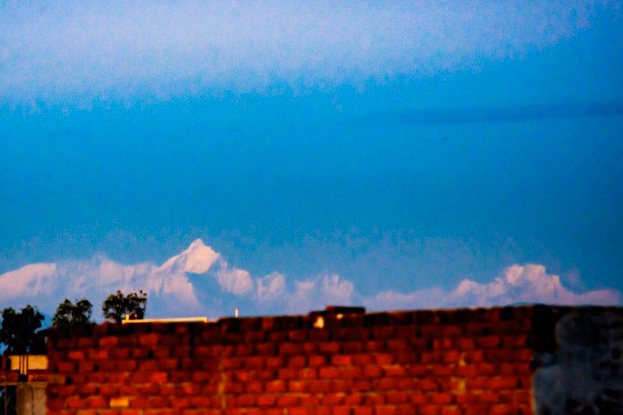 गाड्यांची वर्दळ पूर्ण थांबल्यानं आणि इतर गोष्टींमुळं होणारं प्रदुषण कमी झाल्यानं हवेची गुणवत्ता सुधारली आहे. यामुळे हवेत असणारे प्रदुषणाचे धुलीकण आणि ढग नाहीसे झाले आहेत. गाड्यांची वर्दळ पूर्ण थांबल्यानं आणि इतर गोष्टींमुळं होणारं प्रदुषण कमी झाल्यानं हवेची गुणवत्ता सुधारली आहे. यामुळे हवेत असणारे प्रदुषणाचे धुलीकण आणि ढग नाहीसे झाले आहेत.
