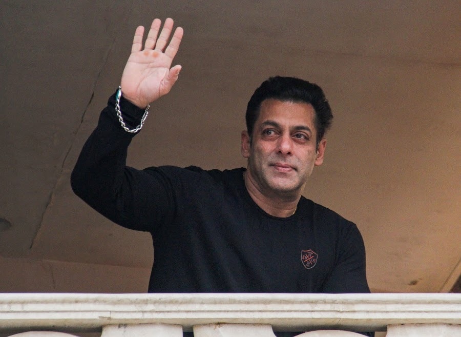 सर्व कलाकार घरी बसलेत आणि मालिका, चित्रपटांचं शूटिंग बंद असल्याने अनेक स्पॉट बॉय आणि फिल्म लाइन कामगारही आर्थिक संकटात सापडले आहेत. सर्व कलाकार घरी बसलेत आणि मालिका, चित्रपटांचं शूटिंग बंद असल्याने अनेक स्पॉट बॉय आणि फिल्म लाइन कामगारही आर्थिक संकटात सापडले आहेत.