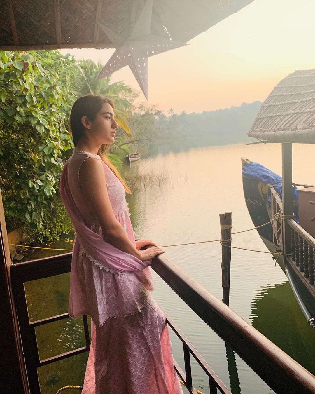 हे फो साराच्या ख्रिसमस व्हेकेशनचे आहे. ख्रिसमसच्या सुट्टीत सारा तिच्या मैत्रीणीसोबत केरळला गेली होती. हे फो साराच्या ख्रिसमस व्हेकेशनचे आहे. ख्रिसमसच्या सुट्टीत सारा तिच्या मैत्रीणीसोबत केरळला गेली होती.