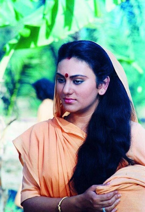 दीपिका सांगतात, रामानंद सागर कॅमेराच्या मागून डायलॉग बोलत होते आणि त्यांनी मला समोरुन चालत यायला सांगितलं. ते म्हणाले, आता असं चालत या की राम वनवासासाठी जात आहेत. 