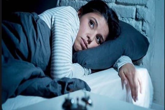 रात्री झोप लागत नाही? झोपण्याच्या तासाभरापूर्वी फक्त ही एक गोष्ट करा