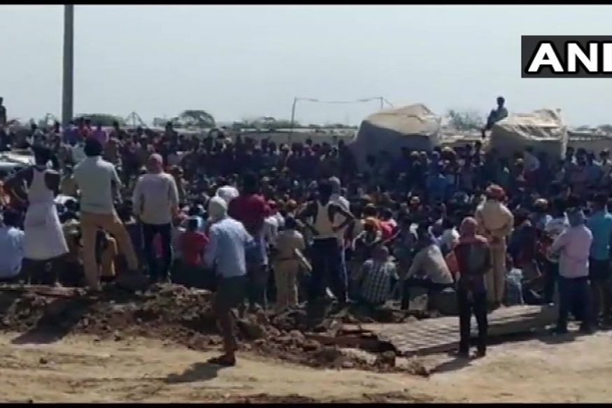 महाराष्ट्रानंतर गुजरातमध्ये सोशल डिस्टन्सिंगचा फज्जा; शेकडो मजुरांनी एकत्र येऊन व्यक्त केला आक्रोश