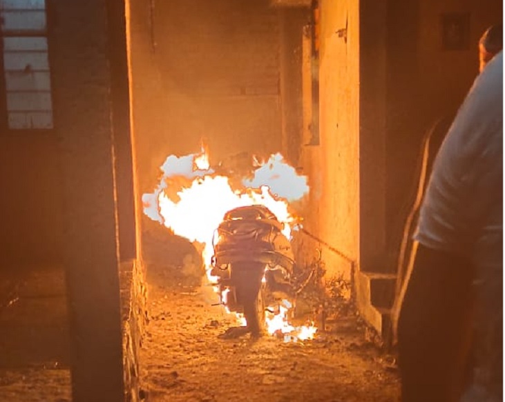 नर्ससोबत धक्कादायक प्रकार, गर्दी करू नका असं सांगितलं म्हणून थेट गाडी दिली पेटवून