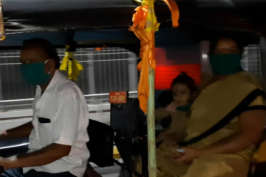 लाडक्या लेकीसह ON POLICE DUTY, महिला पोलीस देतेय कोरोनाशी लढा!