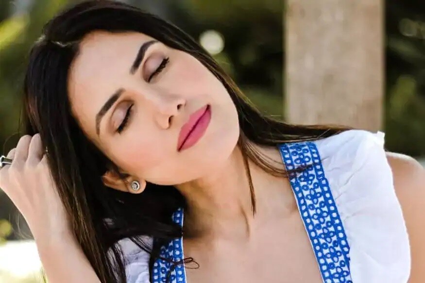 अभिनेत्री सनी लिओनी आणि उर्वशी रौतेला नंतर आता पंचनामा फेम अभिनेत्री सोनाली सहगलनं सुद्धा बोल्ड फोटोशूटमुळे चर्चेत आली आहे. अभिनेत्री सनी लिओनी आणि उर्वशी रौतेला नंतर आता पंचनामा फेम अभिनेत्री सोनाली सहगलनं सुद्धा बोल्ड फोटोशूटमुळे चर्चेत आली आहे.