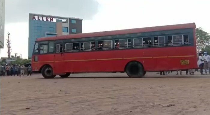 या मुलांना घेऊन येण्यासाठी राज्यातर्फे 73 एसटी बसेस राजस्थानात धाडण्यात आल्या होत्या.