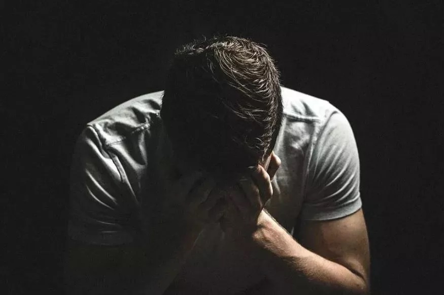 धक्कादायक! नोकरी जाण्याच्या भीतीनं एकाच कुटुंबातील 3 जणांची आत्महत्या