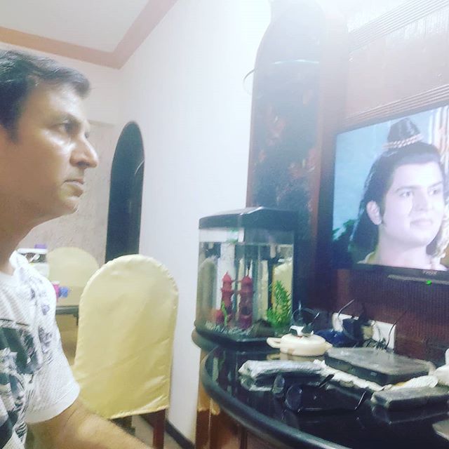 सुनील लहरी यांनी त्यांचे काही सध्याचे फोटो देखील सोशल मीडियावर शेअर केले आहेत. दरम्यान नुकताच त्यांनी मेघनाथ वधाचा एपिसोड पाहतानाचा एक फोटो शेअर केला आहे. (फोटो सौजन्य- इन्स्टाग्राम @sunil_lahri)