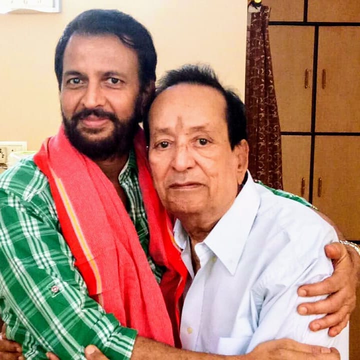 रावणाची भूमिका साकारणारे अरविंद त्रिवेदी यांच्याबरोबरचा हा फोटो (फोटो सौजन्य- इन्स्टाग्राम @sunil_lahri)