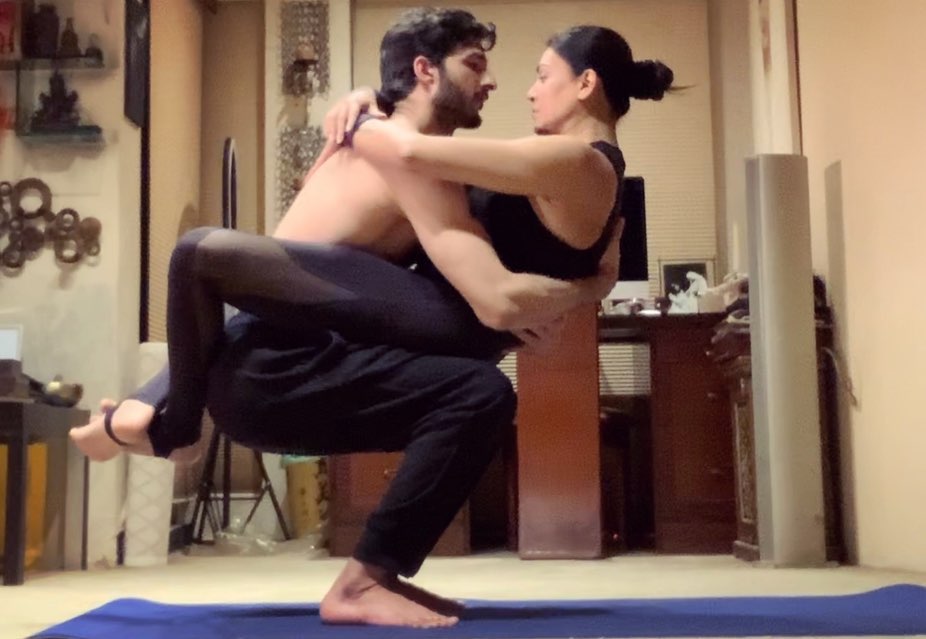 बॉयफ्रेंड रोहमन शॉलसोबत योगा करतानाचे सुश्मिताचे हे फोटो सध्या सोशल मीडियावर खूप व्हायरल होत आहेत. याच्या योगा पोझ पाहून या दोघांमध्ये कमालीचा बॅलन्स असल्याचं लक्षात येत. बॉयफ्रेंड रोहमन शॉलसोबत योगा करतानाचे सुश्मिताचे हे फोटो सध्या सोशल मीडियावर खूप व्हायरल होत आहेत. याच्या योगा पोझ पाहून या दोघांमध्ये कमालीचा बॅलन्स असल्याचं लक्षात येत.