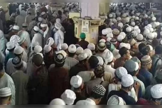 तबलिगी जमातमध्ये सहभागी झालेल्यांचा तपास करायला पोहोचलेल्या पोलिसांवर मशिदीतून दगडफेक