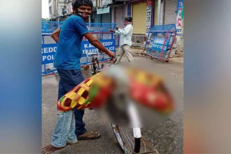 भरबाजारात एका व्यक्तीचा झाला मृत्यू, सफाई कर्मचाऱ्याने शव सायकलमागे बांधून 10 Km लांब रुग्णालयात पोहोचवलं