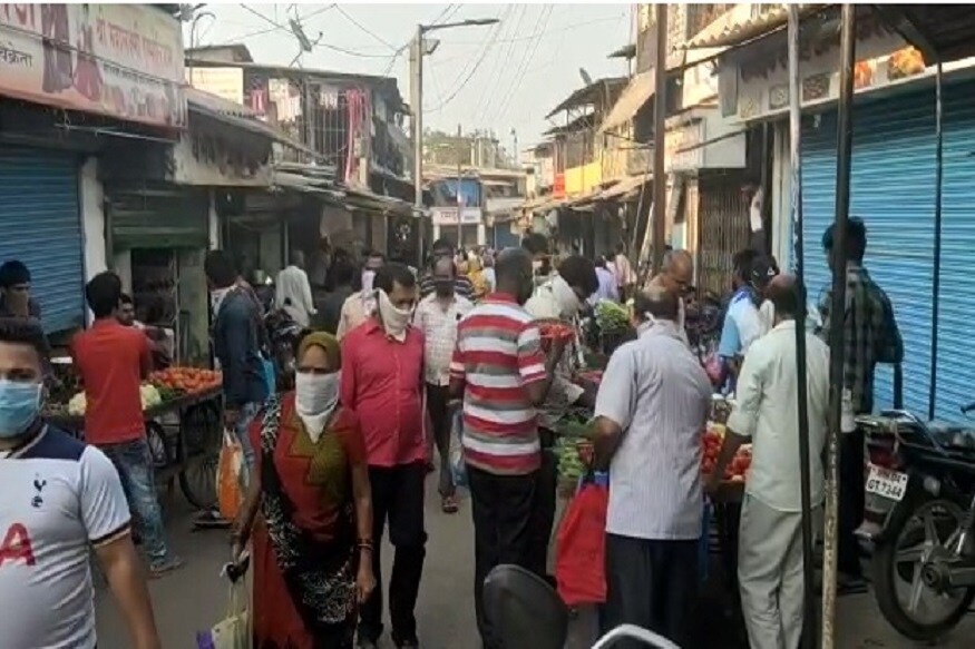 देशव्यापी लॉकडाऊन सुरू होऊन आज बरोबर महिना झाला. पण हे कडक निर्बंध असूनही आपल्याकडे सोशल डिस्टन्सिंगचे नियम सगळीकडे पाळले जात नाहीत, हे दाखवणारे काही फोटो देशव्यापी लॉकडाऊन सुरू होऊन आज बरोबर महिना झाला. पण हे कडक निर्बंध असूनही आपल्याकडे सोशल डिस्टन्सिंगचे नियम सगळीकडे पाळले जात नाहीत, हे दाखवणारे काही फोटो