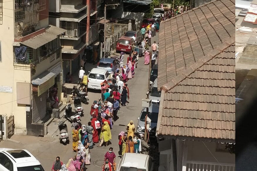 लॉकडाऊनचे नियम पायदळी तुडवद ठाण्यात सत्ताधारी शिवसेनेच्या खासदारांनी धान्य वाटप केल्याचा धक्कादायक प्रकार समोर आला आहे. ठाण्यातील पाटील वाडी येथे शिवसेनेचे खासदार राजन विचारे यांनी शनिवारी नागरिकांना धान्य वाटप केलं. लॉकडाऊनचे नियम पायदळी तुडवद ठाण्यात सत्ताधारी शिवसेनेच्या खासदारांनी धान्य वाटप केल्याचा धक्कादायक प्रकार समोर आला आहे. ठाण्यातील पाटील वाडी येथे शिवसेनेचे खासदार राजन विचारे यांनी शनिवारी नागरिकांना धान्य वाटप केलं.
