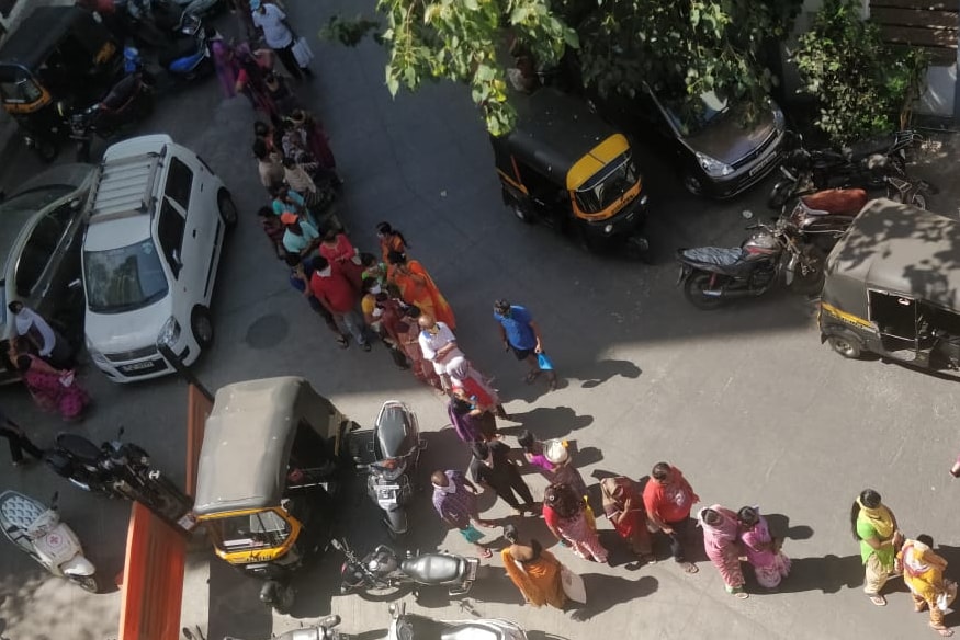 अनेकांनी तर तोंडावर मास्क लावले नव्हते आणि सोशल डिस्टंसिंग तर नावालाही नव्हते. यामुळे अशा धान्य वाटपांचे कार्यक्रम कोरोनाला आमंत्रण तर नाही ना असा प्रश्न निर्माण झाला आहे. अनेकांनी तर तोंडावर मास्क लावले नव्हते आणि सोशल डिस्टंसिंग तर नावालाही नव्हते. यामुळे अशा धान्य वाटपांचे कार्यक्रम कोरोनाला आमंत्रण तर नाही ना असा प्रश्न निर्माण झाला आहे.