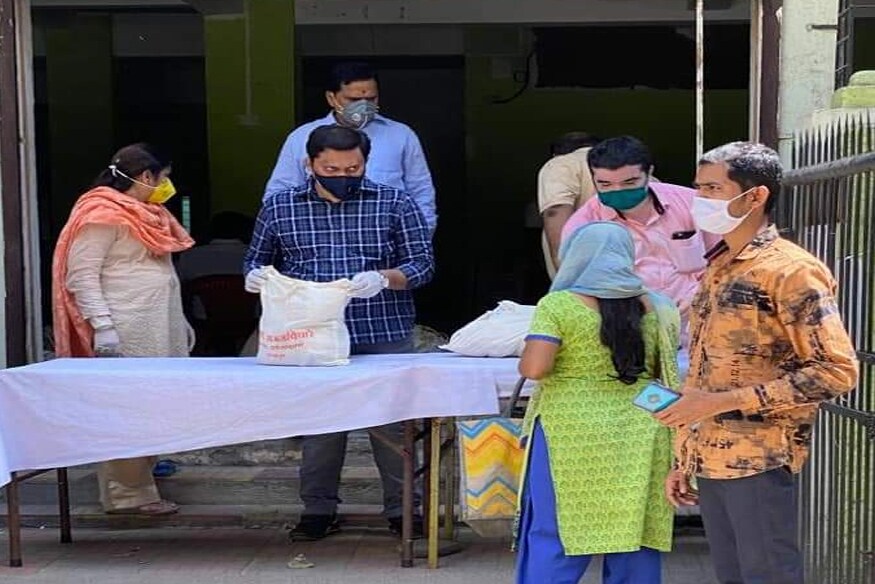 ठाण्यातील पाटील वाडी येथे शिवसेनेचे खासदार राजन विचारे यांनी शनिवारी नागरिकांना धान्य वाटप केलं. ठाण्यातील पाटील वाडी येथे शिवसेनेचे खासदार राजन विचारे यांनी शनिवारी नागरिकांना धान्य वाटप केलं.