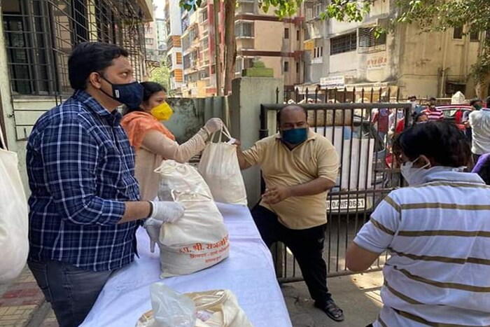 धान्य वाटपस्थळी लोकांनी एकच गर्दी केली. धान्य घेण्याकरता लोकांनी लांबच लांब रांग लावली होती. 