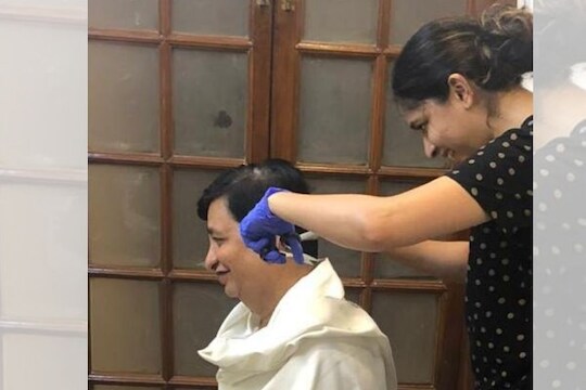 Lockdown: महसूलमंत्री थोरातांच्या डॉक्टर कन्येने घरीच कापले वडिलांचे केस