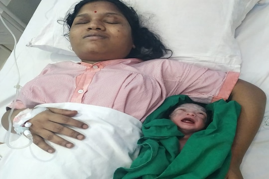 'ती' लेकराला पाहू शकत नाही, देवासारखे धावून आलेल्या डॉक्टरांना तुम्ही कराल सॅल्युट!