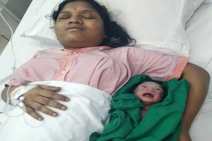 'ती' लेकराला पाहू शकत नाही, देवासारखे धावून आलेल्या डॉक्टरांना तुम्ही कराल सॅल्युट!