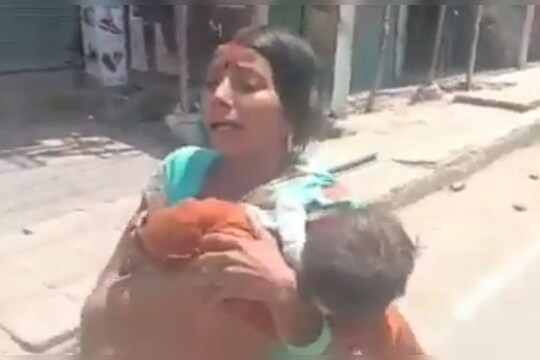 VIDEO : पोटच्या गोळ्याचा जीव वाचवण्यासाठी आईची धावाधाव, अखेर त्यानं कुशीतच घेतला शेवटचा श्वास