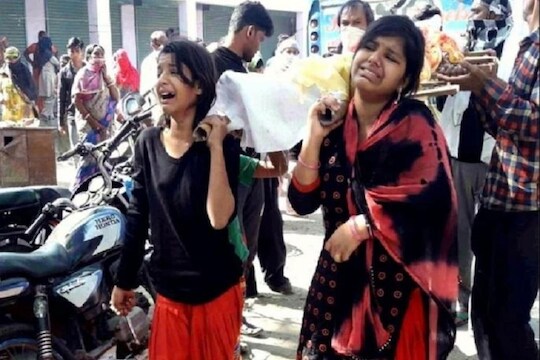 लेकींच्या खांद्यावरून बापाचा शेवटचा प्रवास, मुलींनी केले अंत्यसंस्कार