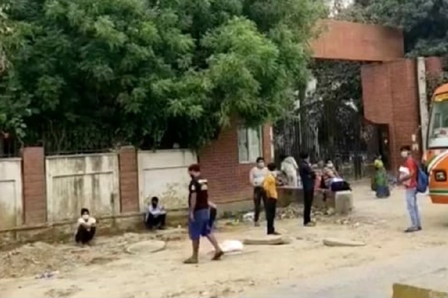 कोरोनाच्या 69 रुग्णांना थेट फूटपाथवर केलं उभा, वाचा नेमकी कुठं घडली धक्कादायक घटना