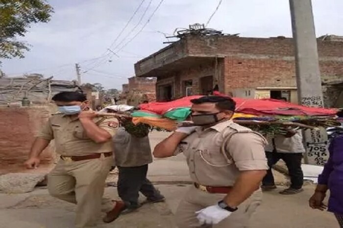 उत्तर प्रदेशातील एक अनाथ महिलेला दवाखान्यात घेऊन जाण्यापासून ते तिच्या शेवटच्या श्वसापर्यंत तिची काळजी पोलिसांनी घेतली आणि तिचा मृत्यू झाल्यानंतर तिच्या पार्थिवाला खांदाही पोलिसांनी दिला.