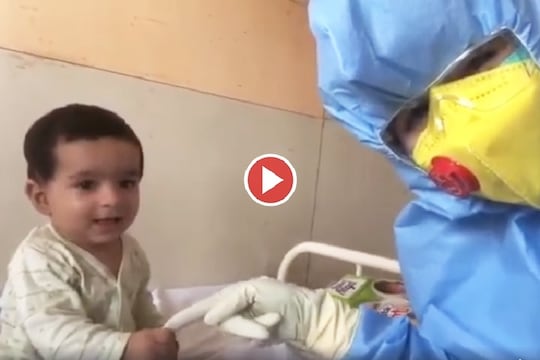 निशब्द करणारा क्षण! अवघ्या 7 महिन्याच्या कोरोनाग्रस्त बाळासोबत नर्सचा VIDEO व्हायरल
