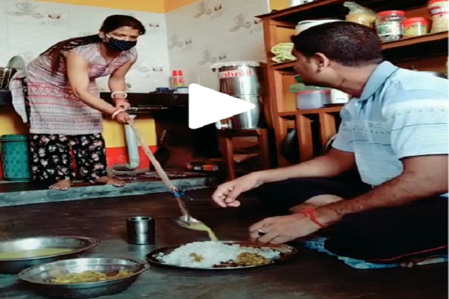 2 फूट लांब उभं राहून जेवण वाढण्याला पत्नीनं लढवली शक्कल, तरुणानं डोक्यावर मारला हात, पाहा VIDEO