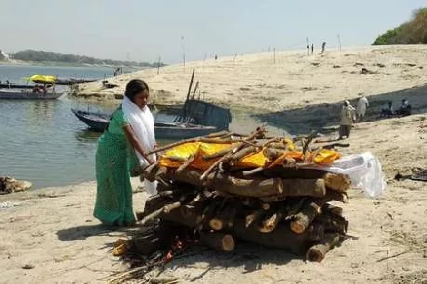 कोरोनामुळे माणुसकीची भिंत कोसळली, पतीच्या अंत्यसंस्काराला गावकऱ्यांनी दिला नकार अखेर...