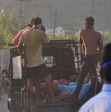 हा गॅस जवळपास 3 किलोमीटरपर्यंत पसरत गेला. 5 गावं पूर्णपणे रिकामी करण्यात आली आहेत. या गॅस गळतीचा फटका 9 गावांना बसल्याची शक्यता वर्तवण्यात येत आहे. हा गॅस जवळपास 3 किलोमीटरपर्यंत पसरत गेला. 5 गावं पूर्णपणे रिकामी करण्यात आली आहेत. या गॅस गळतीचा फटका 9 गावांना बसल्याची शक्यता वर्तवण्यात येत आहे.