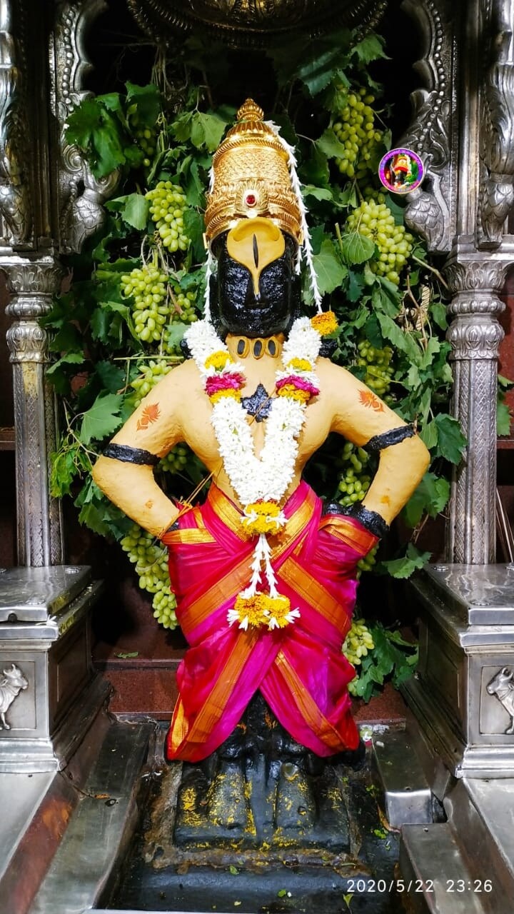 कोरोना व्हायरसमुळे देशभरात लॉकडाऊन 31 मे पर्यंत वाढवण्यात आला आहे. त्यामुळे मंदिरात जाणं आपल्याला शक्य होत नाही. पण घरबसल्या दर्शन घेणं अगदी सहज शक्य आहे. कोरोना व्हायरसमुळे देशभरात लॉकडाऊन 31 मे पर्यंत वाढवण्यात आला आहे. त्यामुळे मंदिरात जाणं आपल्याला शक्य होत नाही. पण घरबसल्या दर्शन घेणं अगदी सहज शक्य आहे.