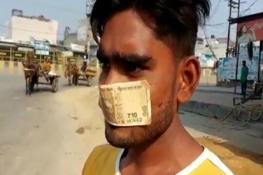 पोलिसांना पाहून मास्क नसलेल्या तरुणाने तोंडावर लावली दहाची नोट, अडवल्यानंतर फाडली पावती