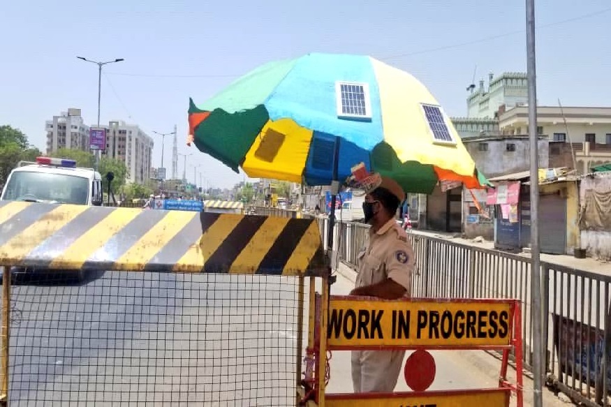 या छत्रीत दडलंय काय? ऊन-पावसासोबत आता पोलिसांचा मोबाईलही चार्ज होणार