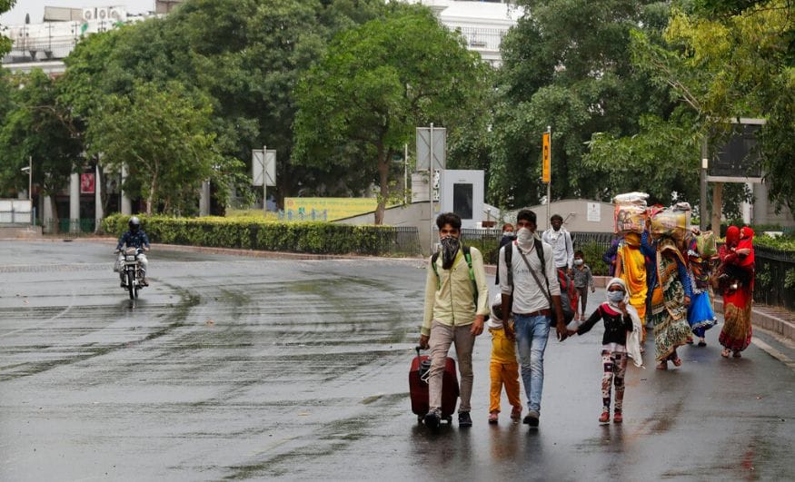 नवी दिल्ली- चिमुकले आणि सारा संसार हातामध्ये घेऊन उत्तर प्रदेशमध्ये पोहोचण्यासाठी बस टर्मिनसकडे जाताना प्रवासी मजूर (फोटो सौजन्य-AP) नवी दिल्ली- चिमुकले आणि सारा संसार हातामध्ये घेऊन उत्तर प्रदेशमध्ये पोहोचण्यासाठी बस टर्मिनसकडे जाताना प्रवासी मजूर (फोटो सौजन्य-AP)