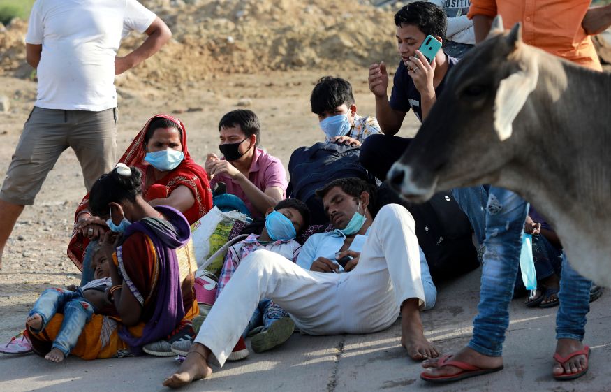 नवी दिल्ली - चालून चालून थकल्याने उत्तर प्रदेशमध्ये पोहोचण्याआधी या लोकांनी रस्त्यावरच पाठ टेकलेली ठिकठिकाणी पाहायला मिळत होती (फोटो सौजन्य- Reuters) नवी दिल्ली - चालून चालून थकल्याने उत्तर प्रदेशमध्ये पोहोचण्याआधी या लोकांनी रस्त्यावरच पाठ टेकलेली ठिकठिकाणी पाहायला मिळत होती (फोटो सौजन्य- Reuters)