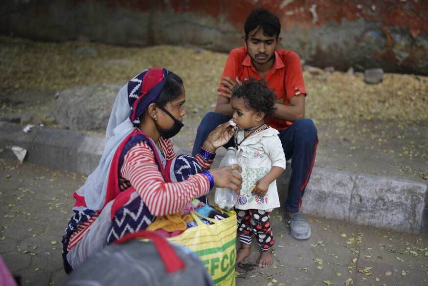 नवी दिल्ली- घरी पोहोचण्याआधी वाटेत थांबल्यावर ही माऊली तिच्या बाळाला थोडसं पाणी पाजत आहे. घरी जाण्याच्या आशेने अनेकांनी सर्व संसार हातात घेत वाट धरली आहे. (फोटो सौजन्य- एपी) नवी दिल्ली- घरी पोहोचण्याआधी वाटेत थांबल्यावर ही माऊली तिच्या बाळाला थोडसं पाणी पाजत आहे. घरी जाण्याच्या आशेने अनेकांनी सर्व संसार हातात घेत वाट धरली आहे. (फोटो सौजन्य- एपी)