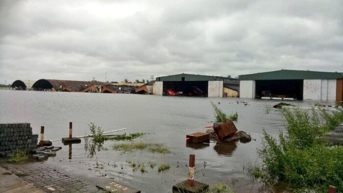 लॉकडाऊनमुळे या दिवसांत हवाई प्रवास चालू नाहीत ही दिलासा देणारी बाब आहे.