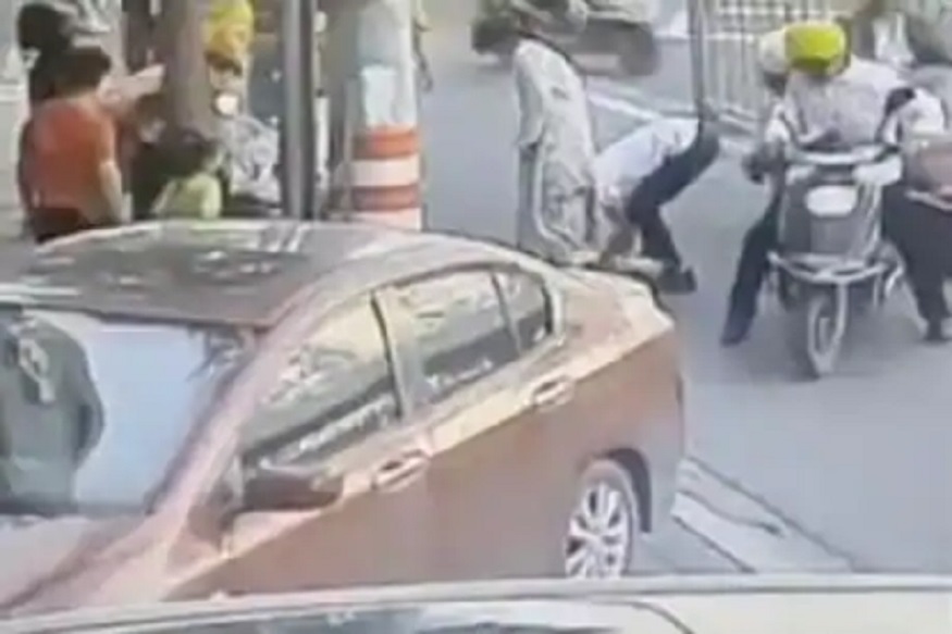 रस्त्यावर चालता चालता गर्भवती महिलेनं दिला बाळाला जन्म, VIDEO VIRAL