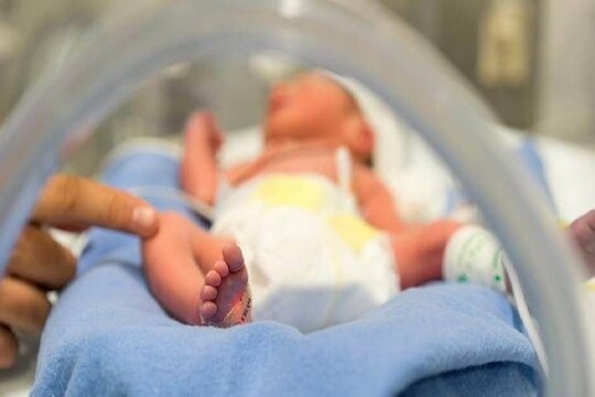 डॉक्टरांनी जीव घातला धोक्यात, दीड महिन्यांच्या कोरोनाग्रस्त चिमुकल्याच्या मेंदूची केली शस्त्रक्रिया