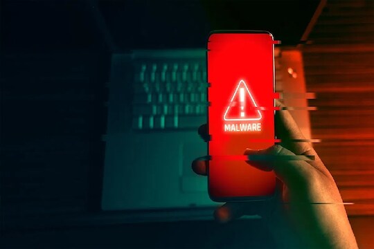 सावधान! तुमच्या फोनवर असू शकतो हा व्हायरस, Whatsapp आणि Facebook वापरताना घ्या काळजी