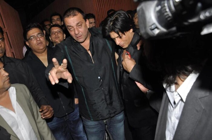 अभिनेता संजय दत्तनं त्यांच्या ड्रग्स आणि दारुच्या नशेबाबत त्याच्या बायोपिकमध्ये कबुली दिलीच आहे. एक वेळ अशी होती की संजूबाबा नेहमीच नशेच असायचा त्यामुळे त्याचे अनेकांशी वादही झाले होते.