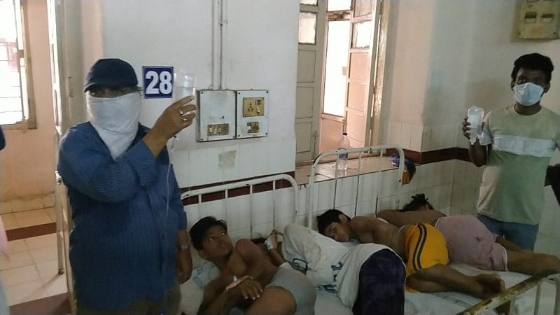 काही मिनिटांत गॅस सगळीकडे पसरल्यानंतर लोकांना डोळ्याची जळजळ होणं आणि श्वास घेण्यासाठी त्रास होऊ लागला. बऱ्याच परिसरांमध्ये मोठ्या प्रमाणात लोक बेशुद्ध पडले. काही मिनिटांत गॅस सगळीकडे पसरल्यानंतर लोकांना डोळ्याची जळजळ होणं आणि श्वास घेण्यासाठी त्रास होऊ लागला. बऱ्याच परिसरांमध्ये मोठ्या प्रमाणात लोक बेशुद्ध पडले.