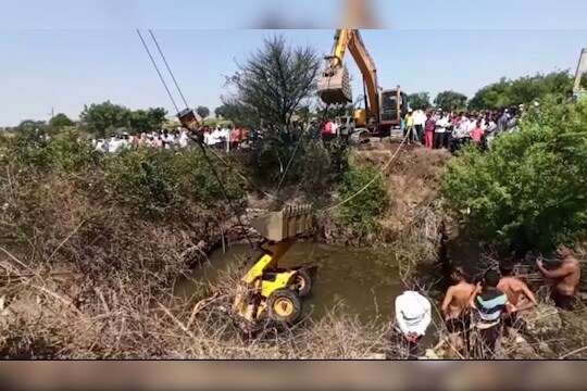 जेसीबीसह तरुण 30 फूट खोल विहिरीत कोसळला