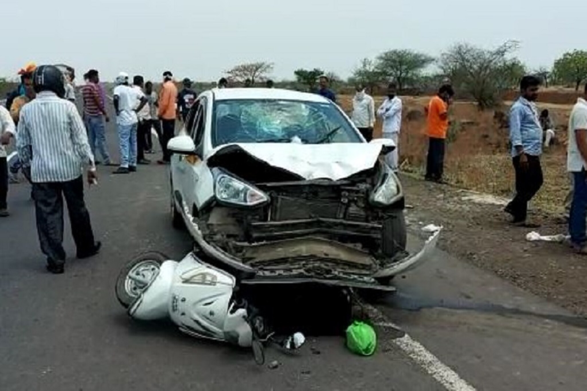 पुणे-सोलापूर महामार्गावर भीषण अपघात, कार-स्कुटीच्या धडकेत महिला जागीच ठार