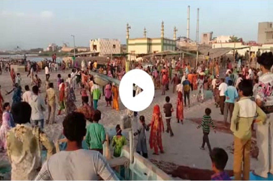 धारदार शस्त्रांसह दोन गट भिडले, हत्येचा LIVE VIDEO आला समोर